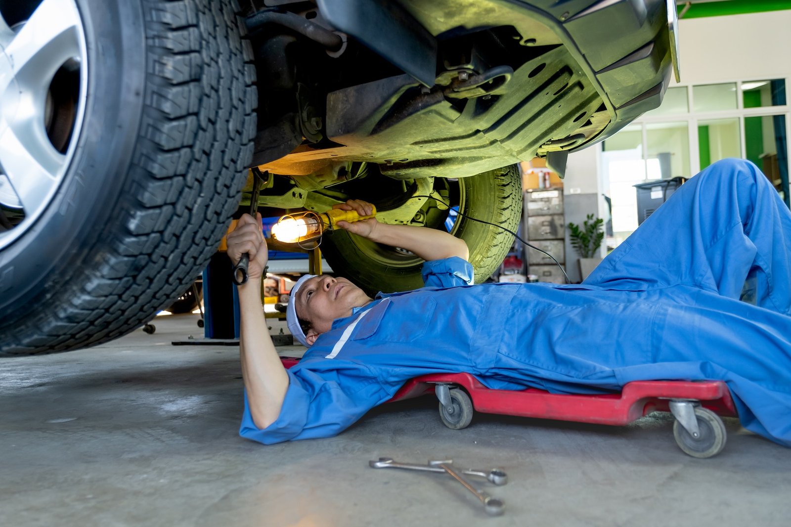 technician-or-garage-worker-lie-down-under-the-car-and-use-lantern-to-guide-for-fix-the-problem.jpg technician-or-garage-worker-lie-down-under-the-car-and-use-lantern-to-guide-for-fix-the-problem.jpg