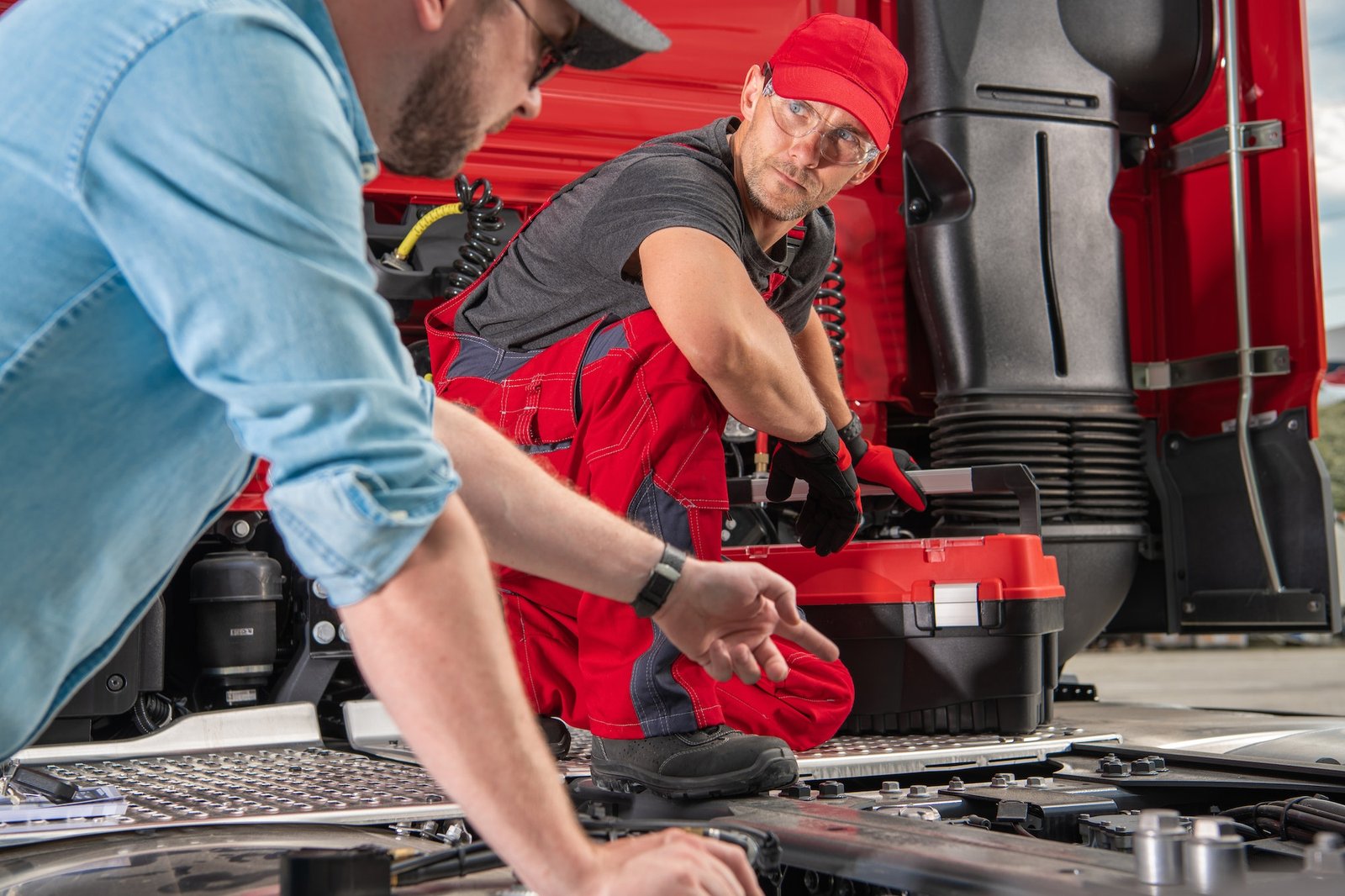 truck-driver-pointing-the-issue-to-his-mechanic.jpg truck-driver-pointing-the-issue-to-his-mechanic.jpg